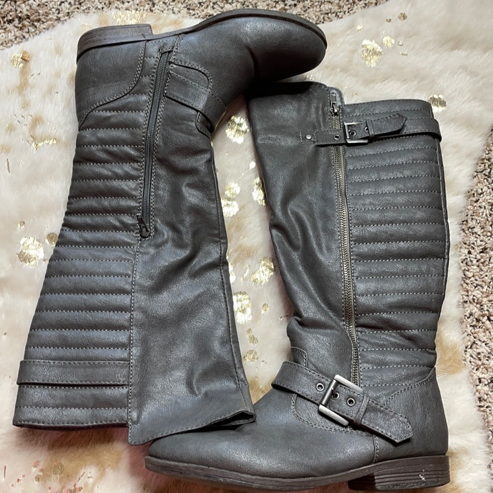 Flat boots